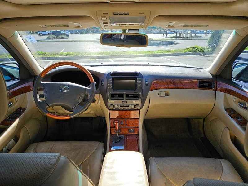 Lexus LS 430 Vehicle Full-screen Gallery Image 12