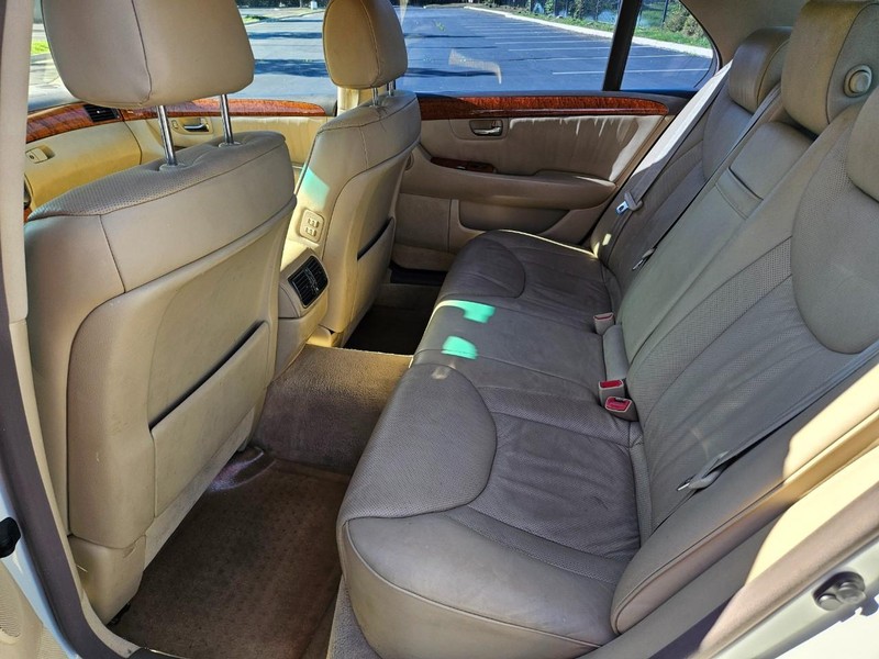 Lexus LS 430 Vehicle Full-screen Gallery Image 14