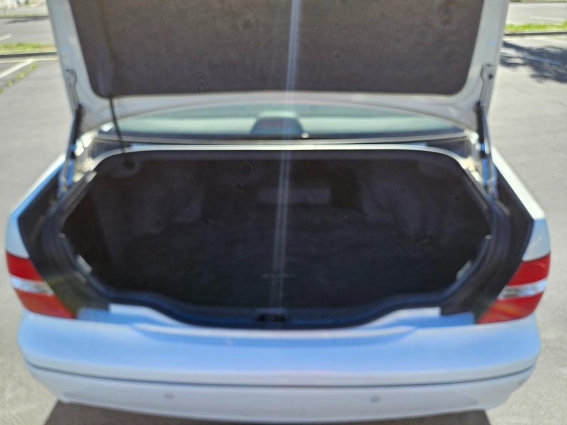 Lexus LS 430 Vehicle Full-screen Gallery Image 15