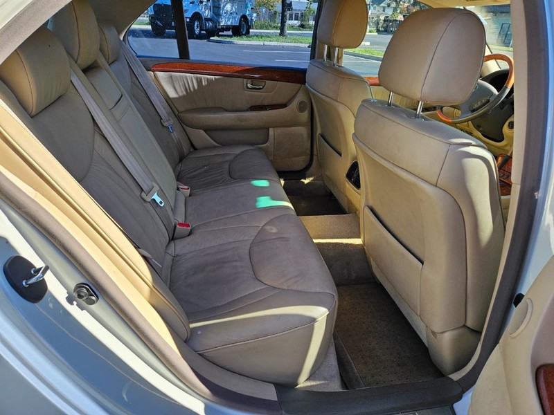 Lexus LS 430 Vehicle Full-screen Gallery Image 16