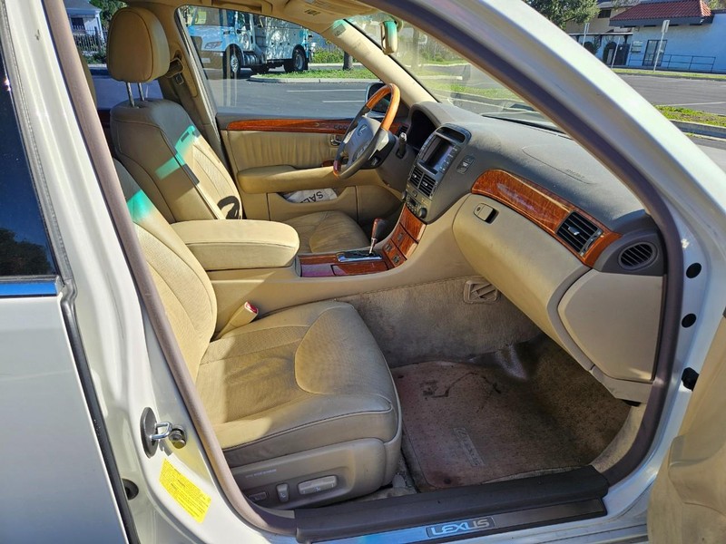 Lexus LS 430 Vehicle Full-screen Gallery Image 17