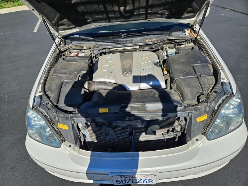 Lexus LS 430 Vehicle Full-screen Gallery Image 18