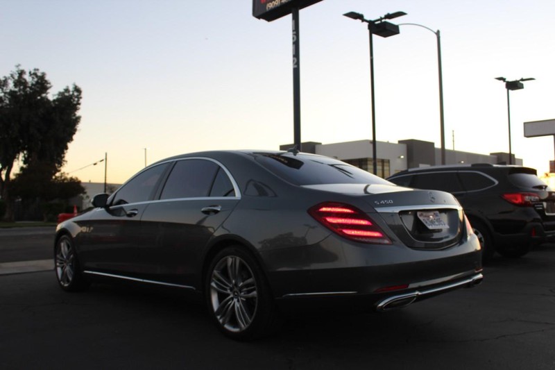 Mercedes-Benz S-Class Vehicle Full-screen Gallery Image 04