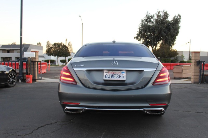 Mercedes-Benz S-Class Vehicle Full-screen Gallery Image 07