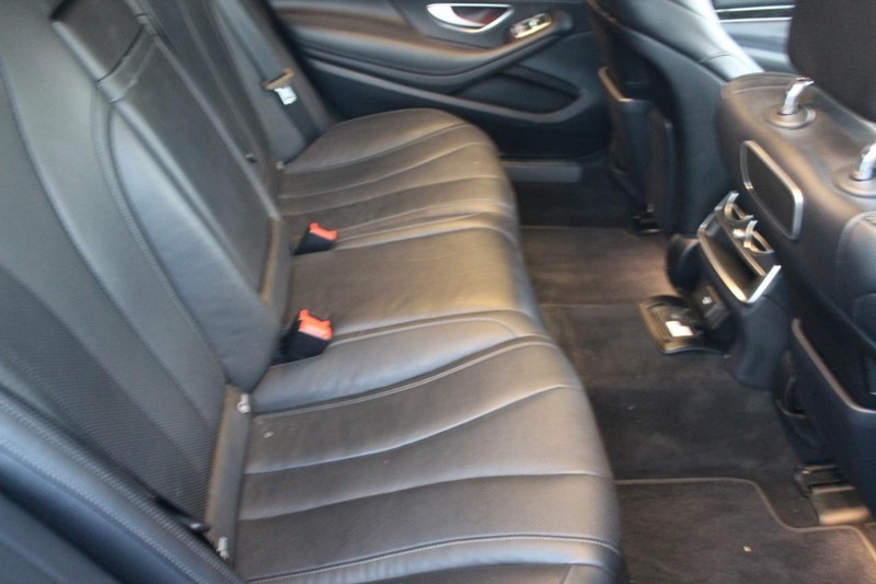 Mercedes-Benz S-Class Vehicle Full-screen Gallery Image 08