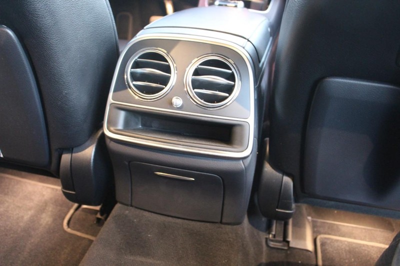 Mercedes-Benz S-Class Vehicle Full-screen Gallery Image 09