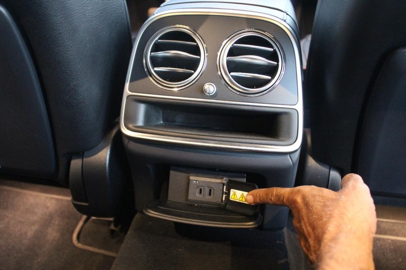 Mercedes-Benz S-Class Vehicle Full-screen Gallery Image 10