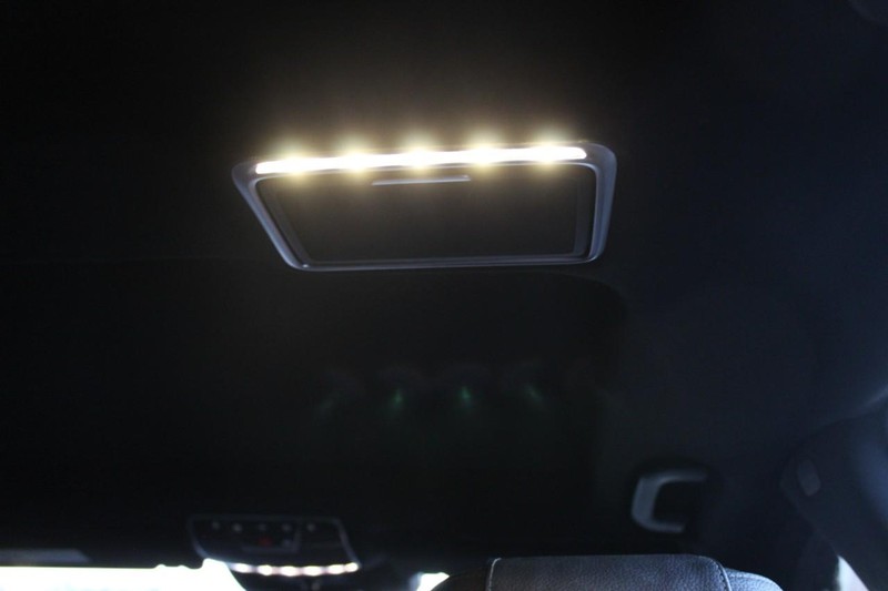 Mercedes-Benz S-Class Vehicle Full-screen Gallery Image 11