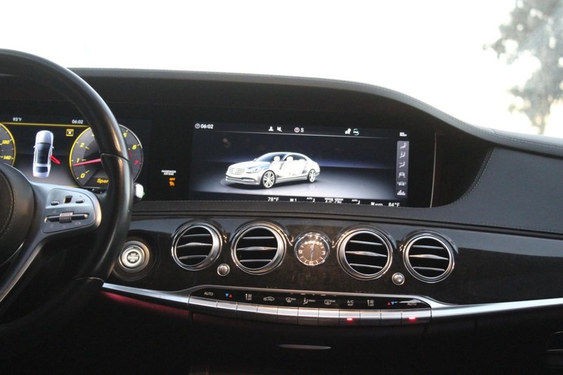 Mercedes-Benz S-Class Vehicle Full-screen Gallery Image 12