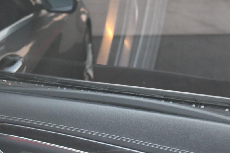 Mercedes-Benz S-Class Vehicle Full-screen Gallery Image 14