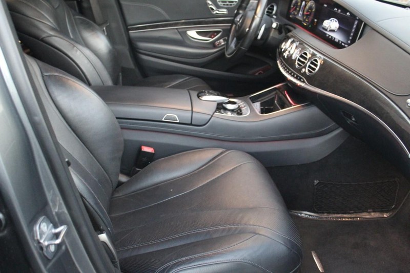 Mercedes-Benz S-Class Vehicle Full-screen Gallery Image 17