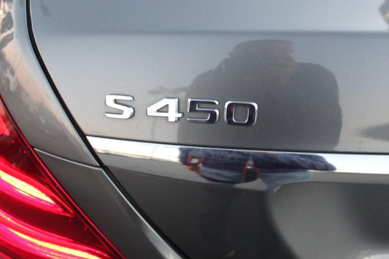 Mercedes-Benz S-Class Vehicle Full-screen Gallery Image 19