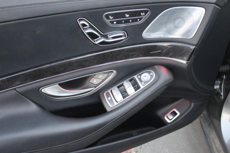 Mercedes-Benz S-Class Vehicle Full-screen Gallery Image 20