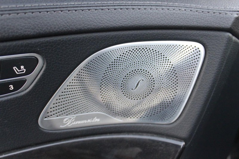 Mercedes-Benz S-Class Vehicle Full-screen Gallery Image 21