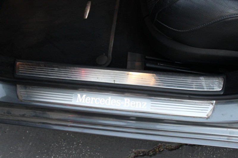 Mercedes-Benz S-Class Vehicle Full-screen Gallery Image 22