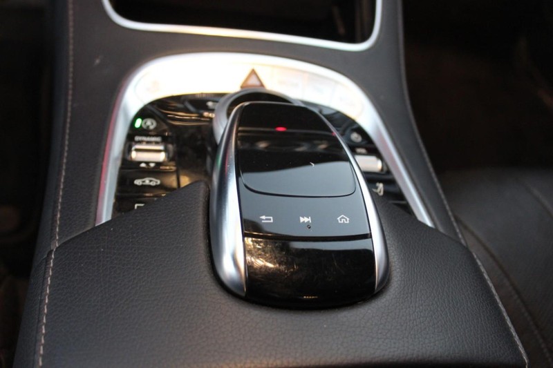 Mercedes-Benz S-Class Vehicle Full-screen Gallery Image 23