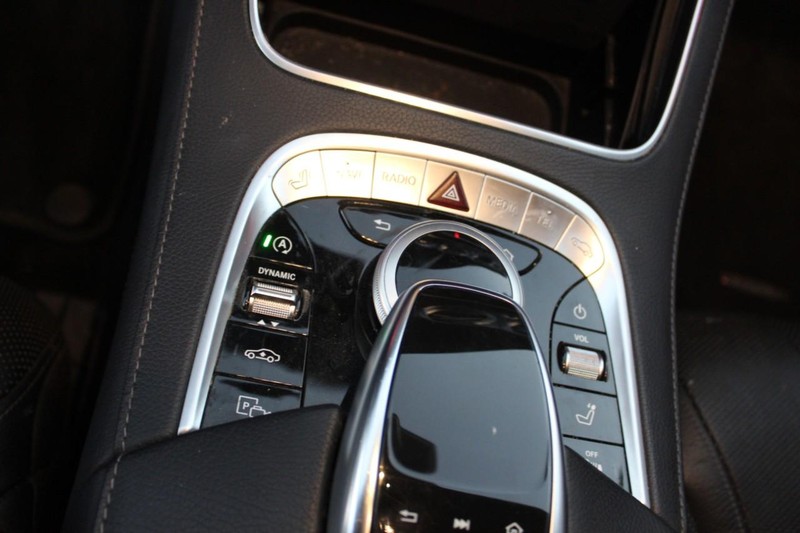 Mercedes-Benz S-Class Vehicle Full-screen Gallery Image 24