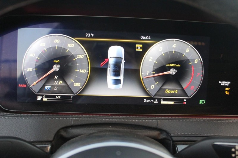 Mercedes-Benz S-Class Vehicle Full-screen Gallery Image 28