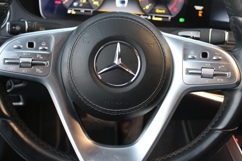 Mercedes-Benz S-Class Vehicle Full-screen Gallery Image 29