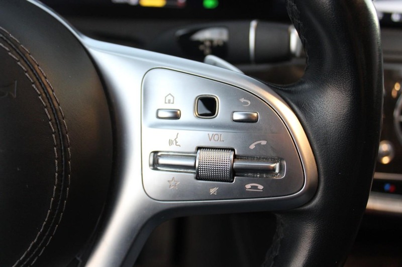 Mercedes-Benz S-Class Vehicle Full-screen Gallery Image 30