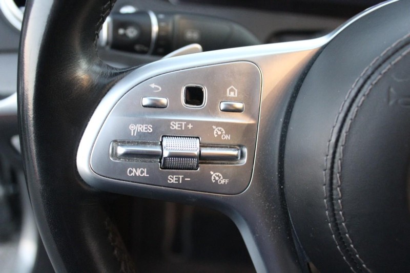 Mercedes-Benz S-Class Vehicle Full-screen Gallery Image 31