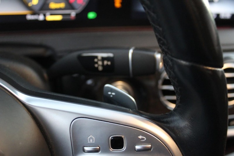 Mercedes-Benz S-Class Vehicle Full-screen Gallery Image 32