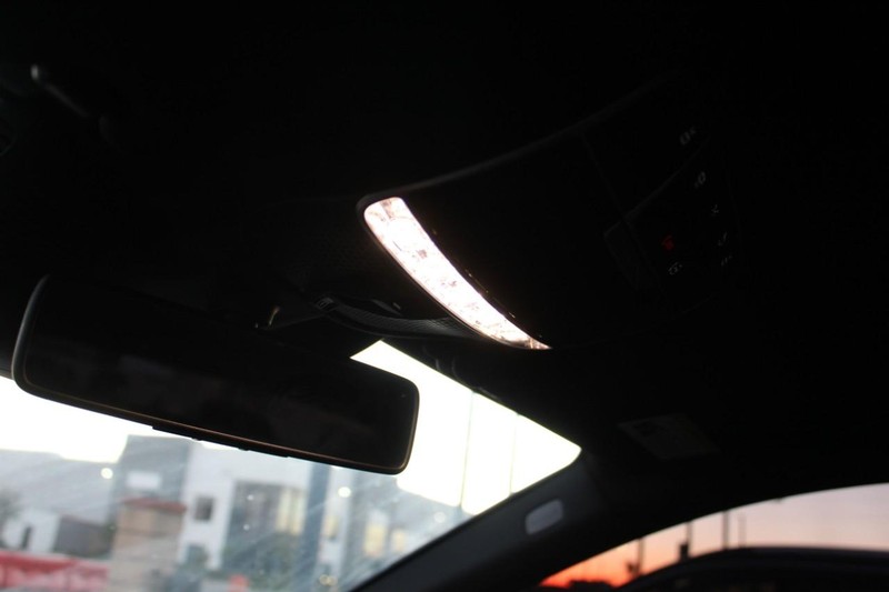 Mercedes-Benz S-Class Vehicle Full-screen Gallery Image 34