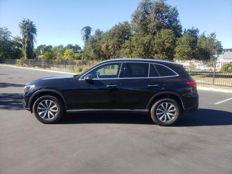 Mercedes-Benz GLC Vehicle Full-screen Gallery Image 02