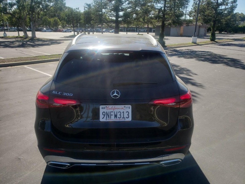 Mercedes-Benz GLC Vehicle Full-screen Gallery Image 04