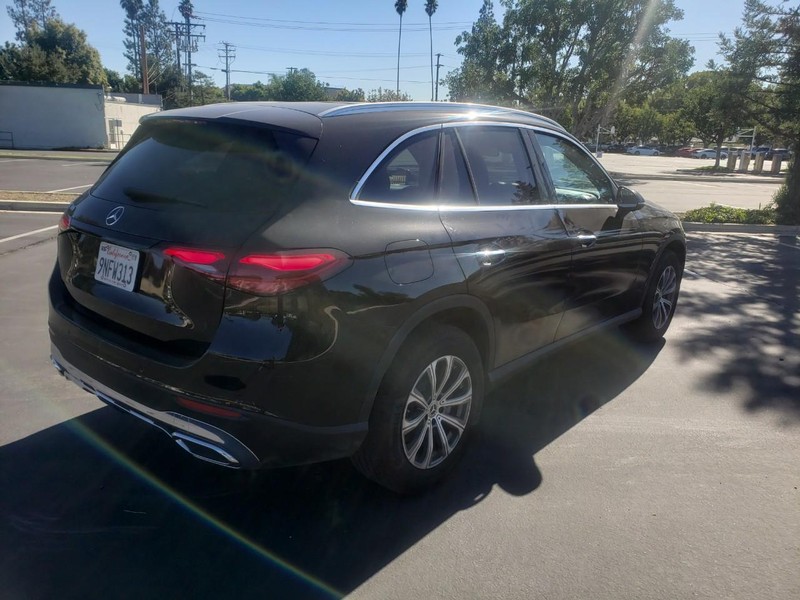 Mercedes-Benz GLC Vehicle Full-screen Gallery Image 05