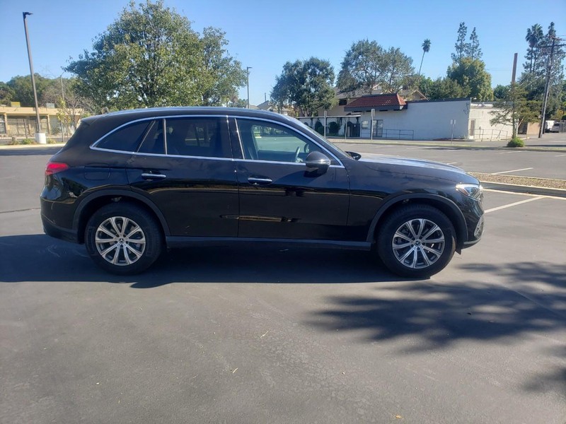 Mercedes-Benz GLC Vehicle Full-screen Gallery Image 06