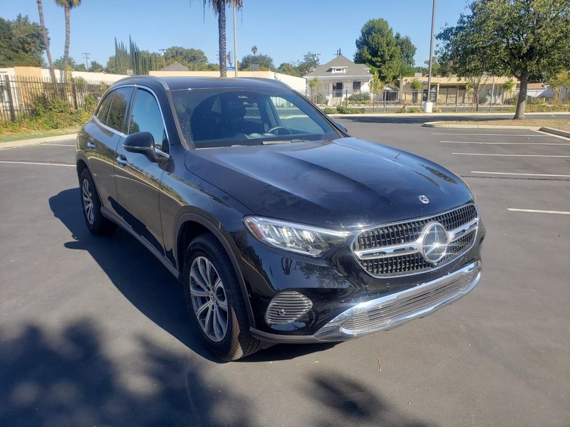 Mercedes-Benz GLC Vehicle Full-screen Gallery Image 07