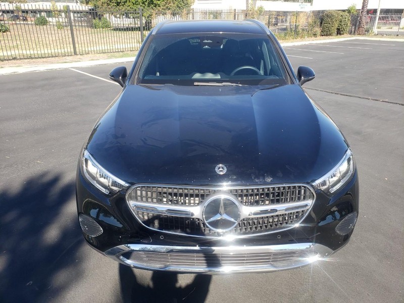 Mercedes-Benz GLC Vehicle Full-screen Gallery Image 08