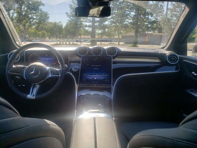 Mercedes-Benz GLC Vehicle Full-screen Gallery Image 09