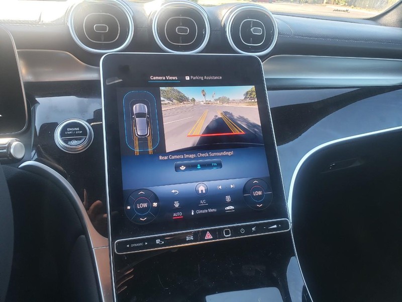 Mercedes-Benz GLC Vehicle Full-screen Gallery Image 11