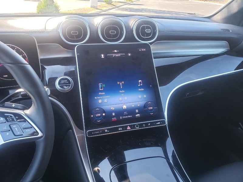 Mercedes-Benz GLC Vehicle Full-screen Gallery Image 12