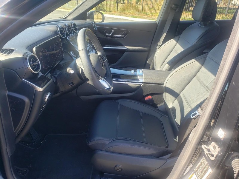 Mercedes-Benz GLC Vehicle Full-screen Gallery Image 13