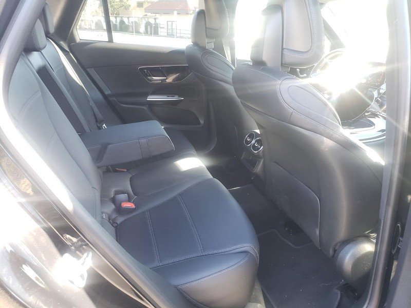 Mercedes-Benz GLC Vehicle Full-screen Gallery Image 17