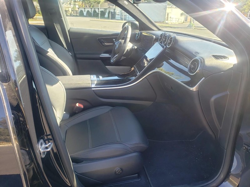 Mercedes-Benz GLC Vehicle Full-screen Gallery Image 18