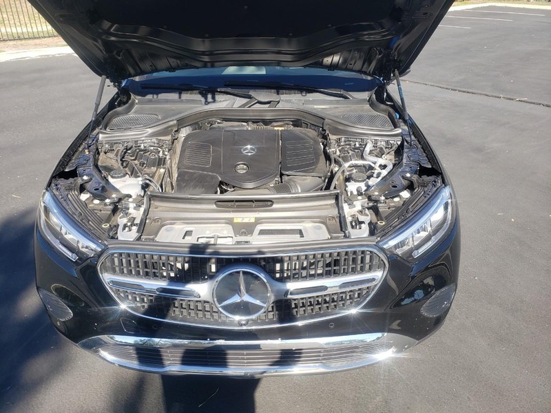 Mercedes-Benz GLC Vehicle Full-screen Gallery Image 19