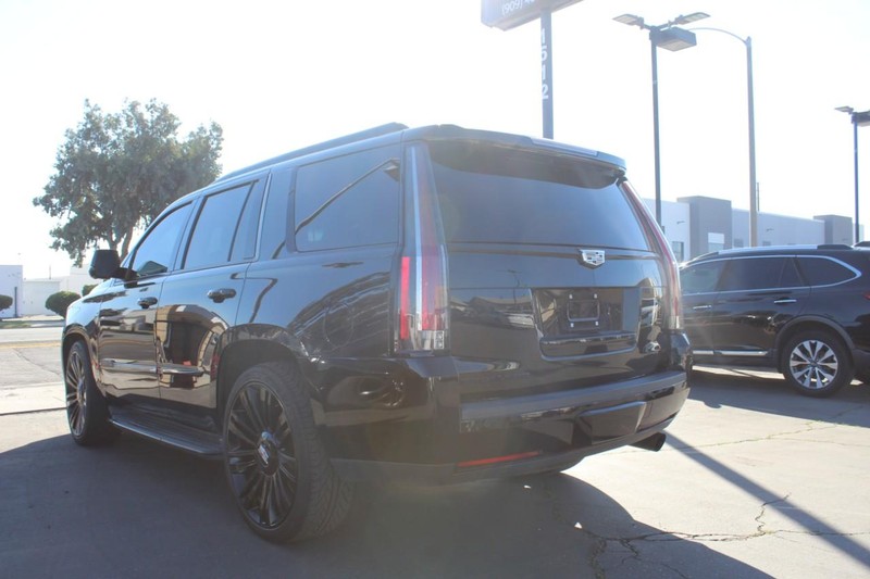 Cadillac Escalade Vehicle Full-screen Gallery Image 05