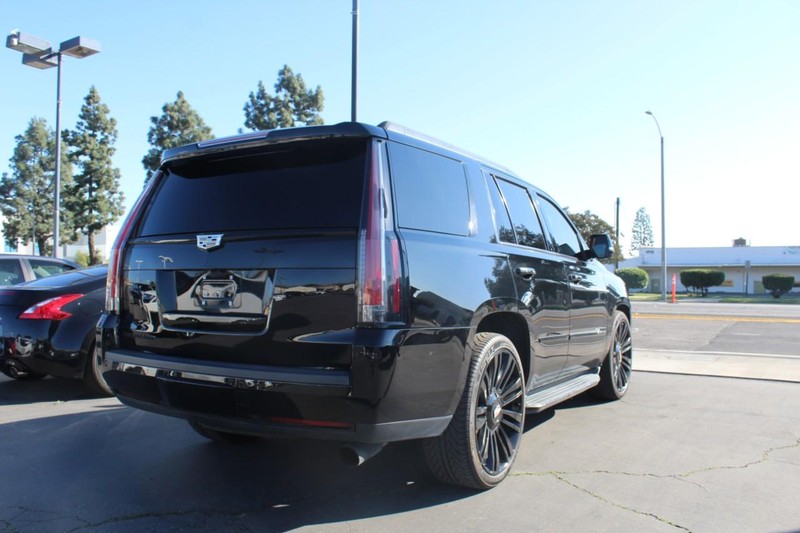 Cadillac Escalade Vehicle Full-screen Gallery Image 06