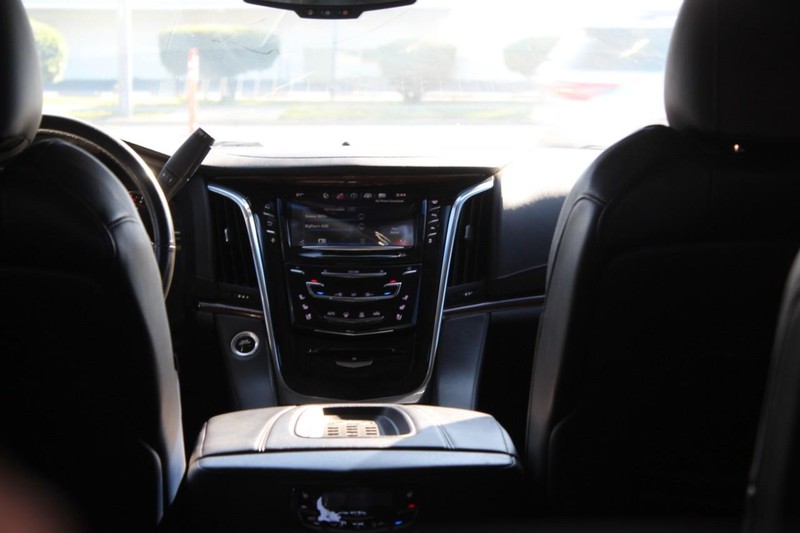 Cadillac Escalade Vehicle Full-screen Gallery Image 09