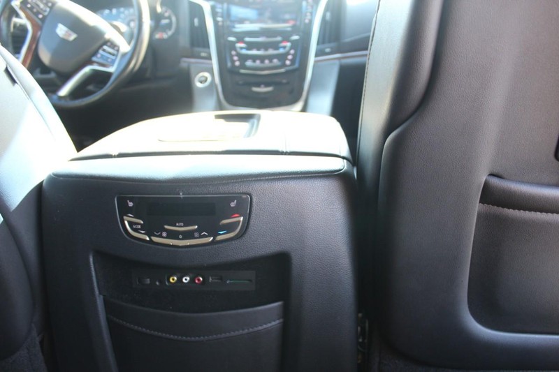 Cadillac Escalade Vehicle Full-screen Gallery Image 11