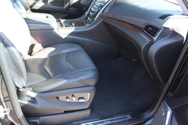 Cadillac Escalade Vehicle Full-screen Gallery Image 13