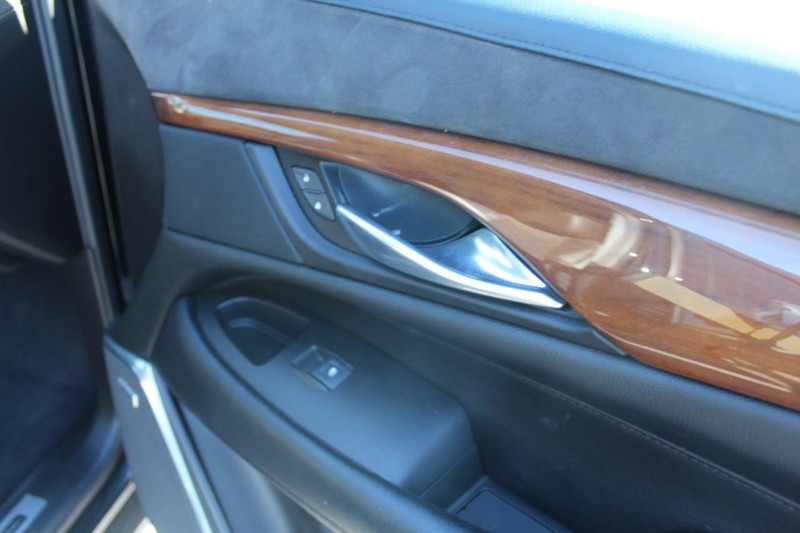 Cadillac Escalade Vehicle Full-screen Gallery Image 15