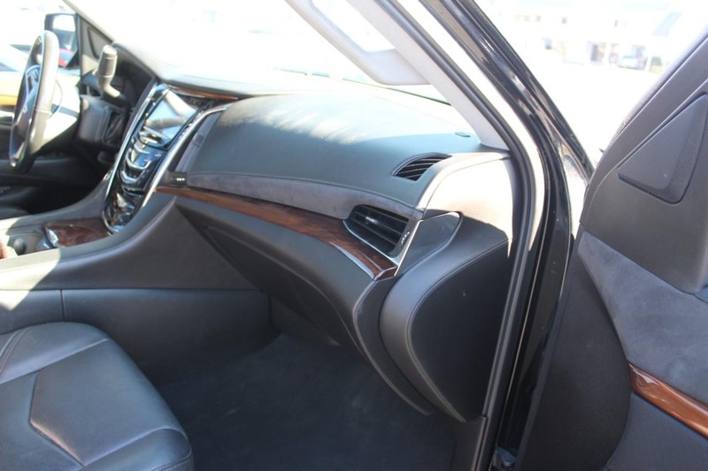 Cadillac Escalade Vehicle Full-screen Gallery Image 16