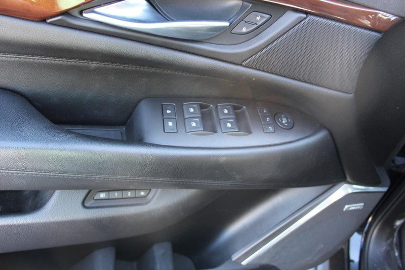 Cadillac Escalade Vehicle Full-screen Gallery Image 17