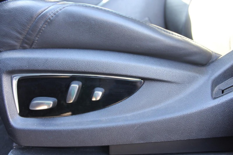 Cadillac Escalade Vehicle Full-screen Gallery Image 18