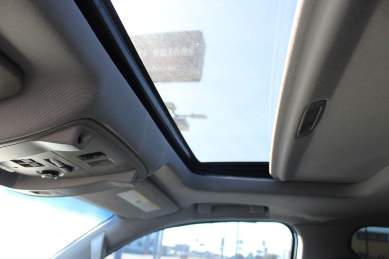 Cadillac Escalade Vehicle Full-screen Gallery Image 29